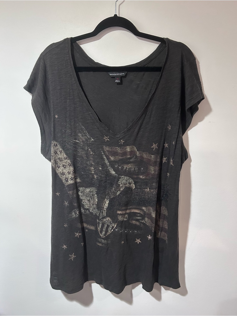 Rock & Republic Charcoal Graphic Eagle V‑Neck Tee